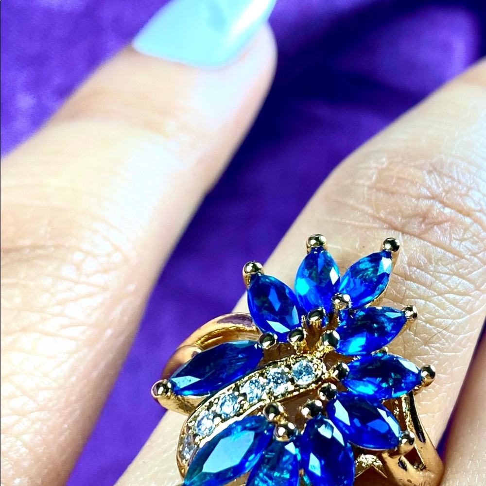 BEAUTIFUL BLUE FLOWER RING - Picture 3 of 3